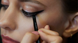 Eyeliner being applied to a model’s lashline with the Mary Kay Eyebrow/Eyeliner Brush.