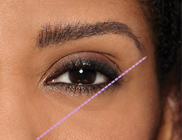 Найдите кончик брови, измерив расстояние от уголка носа до внешнего уголка глаза.